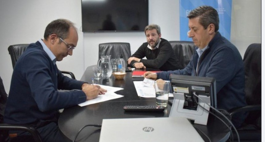 Pisano firmó un convenio con ENHOSA para ejecutar la obra de red cloacal en Anteo Gasparri
