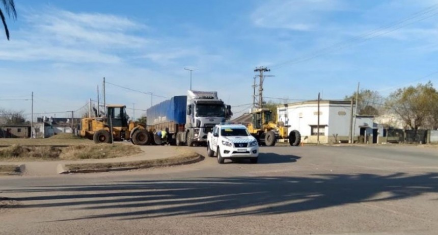 Se desprendió el plato de un semi y fue auxiliado por máquinas viales