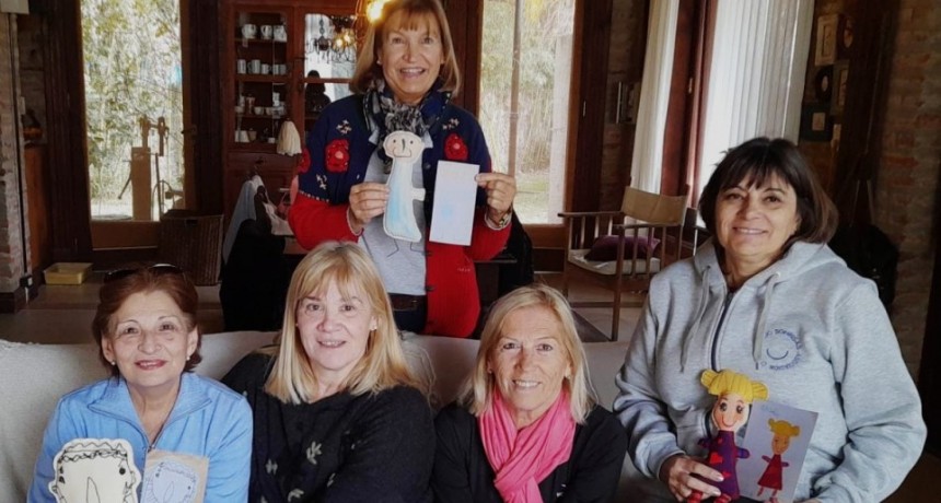 Hablamos en FM 10 con Uniendo Sonrisas sobre el concurso que consistía en transformar el dibujo de los niños en un muñeco