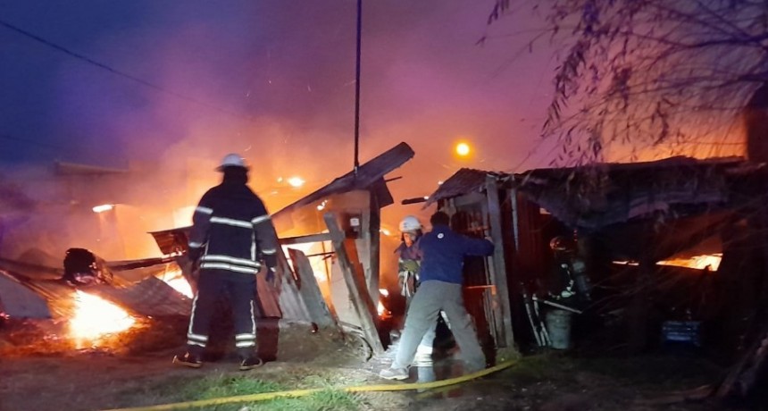Barrio Las Flores: Incendio de una vivienda con daños totales
