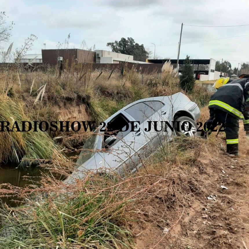 Un vehículo cayó en la cuneta de la calle Mariano Moreno