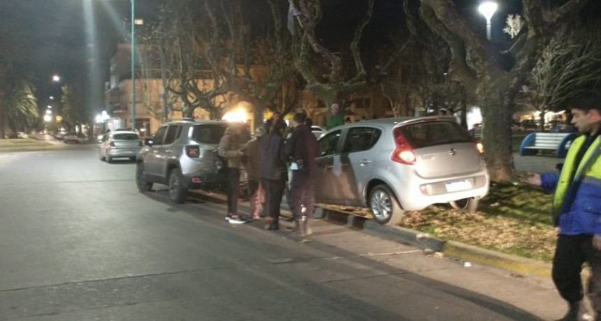 Un conductor se descompensó y embistió un vehículo estacionado