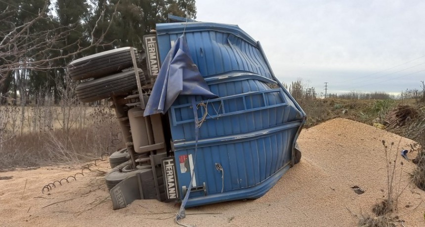 Le desengancharon el acoplado como señal de protesta porque viajaba cargado de cereal