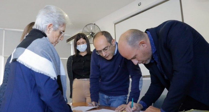 El intendente Pisano encabezó el acto de firma de escrituras que benefició a 45 familias bolivarenses