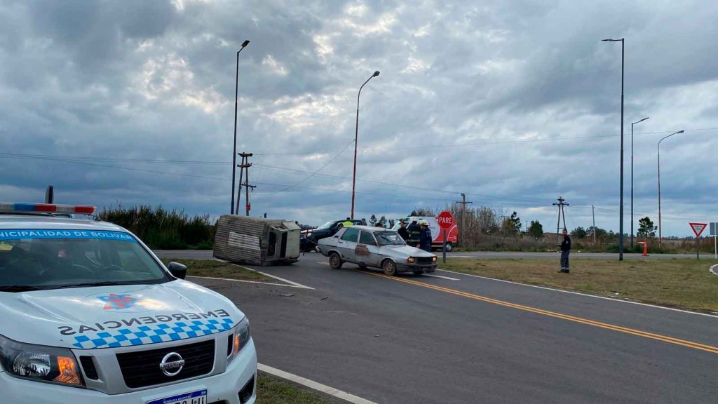 Colisionaron dos vehículos en la rotonda de las rutas 205 y 65