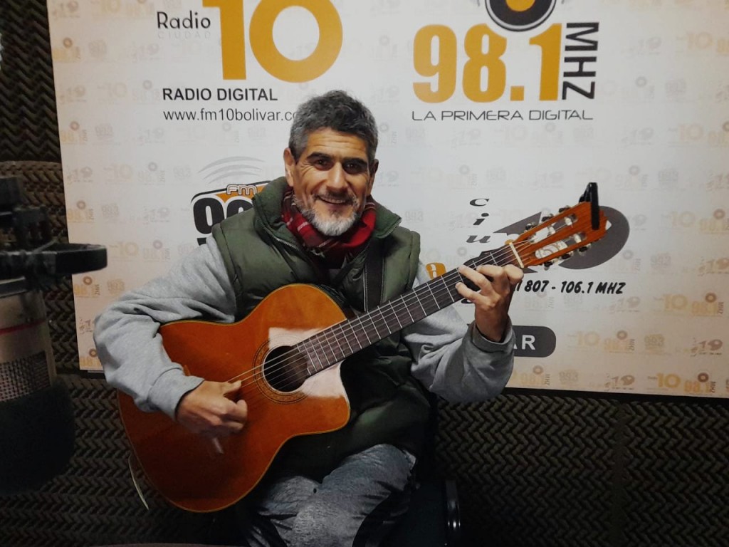 Alejandro Avila visitó FM 10, mostró su música e invitó al público al espectáculo de este viernes en la Biblioteca Rivadavia