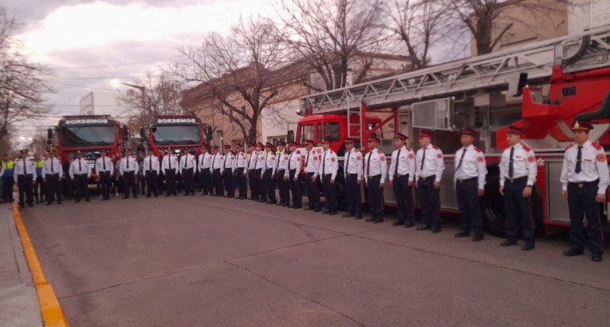 Emotivo acto en celebración del Día Nacional del Bombero Voluntario, con entrega de ascensos y una presencia masiva de la comunidad en el cuartel