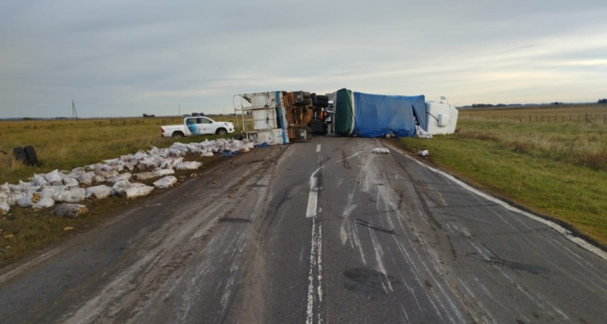 Ruta 226 a Olavarría: El vuelco de camión en Ruta 226 mantiene bloqueado el paso a vehículos pesados desde la mañana