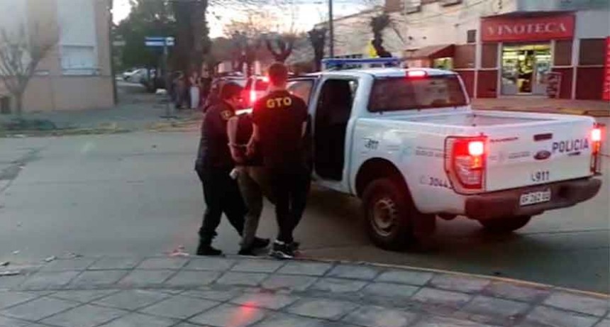 9 de Julio: Tres individuos perseguían a una persona que ingresó a un local comercial, se metieron adentro lo golpearon, destrozaron todo y robaron dos celulares