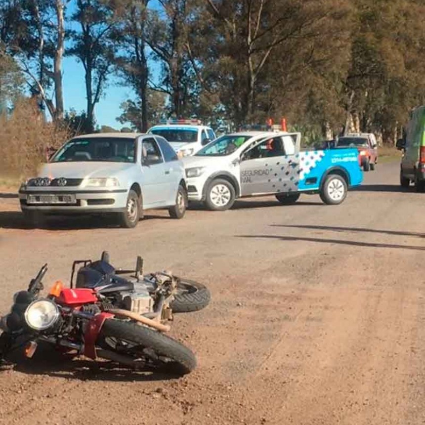 Trasladaron al hospital Capredoni a un motociclista luego de sufrir una fuerte caída en un camino vecinal