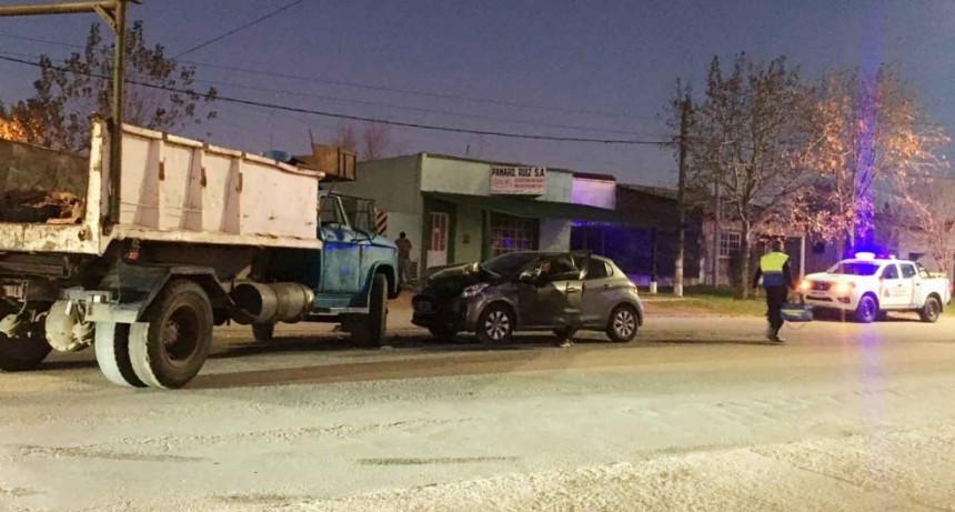 Colisión entre un vehículo y un camión