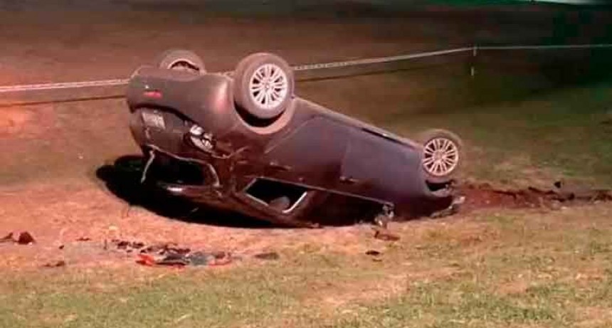 Daireaux: Un conductor perdió el control de su auto y terminó volcando en el préstamo de la ruta