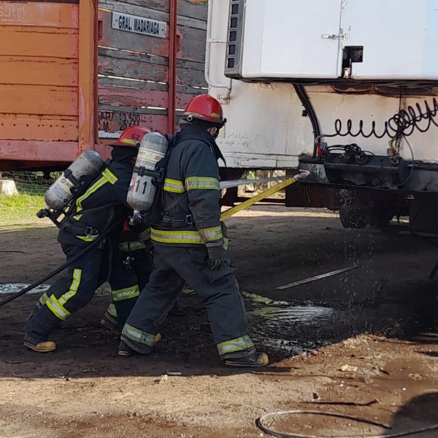Se registró un principio de incendio en un taller mecánico, cuando intentaban soldar en un Semi Térmico