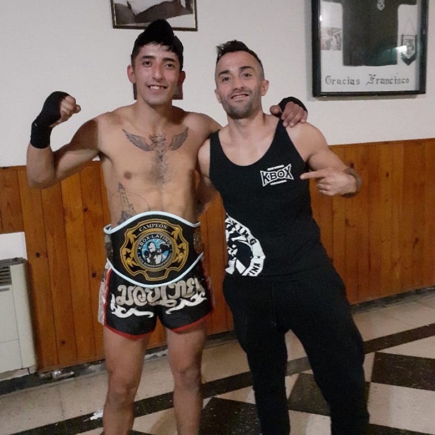 Santiago González: “Fue una pelea técnica, fue pensante y en el tercer round pudimos lograr la diferencia y traer el título que tanto esperábamos