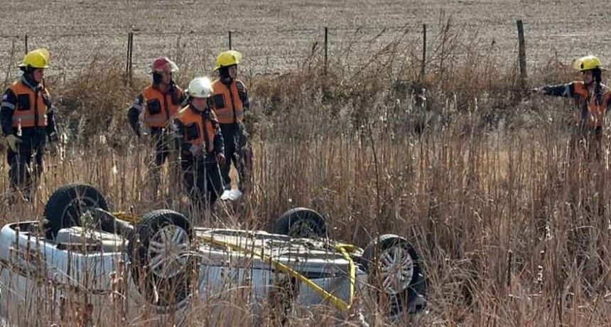 Ruta 65: Vuelco de un vehículo que se desplazó varios metros hacia el préstamo de la arteria provincial