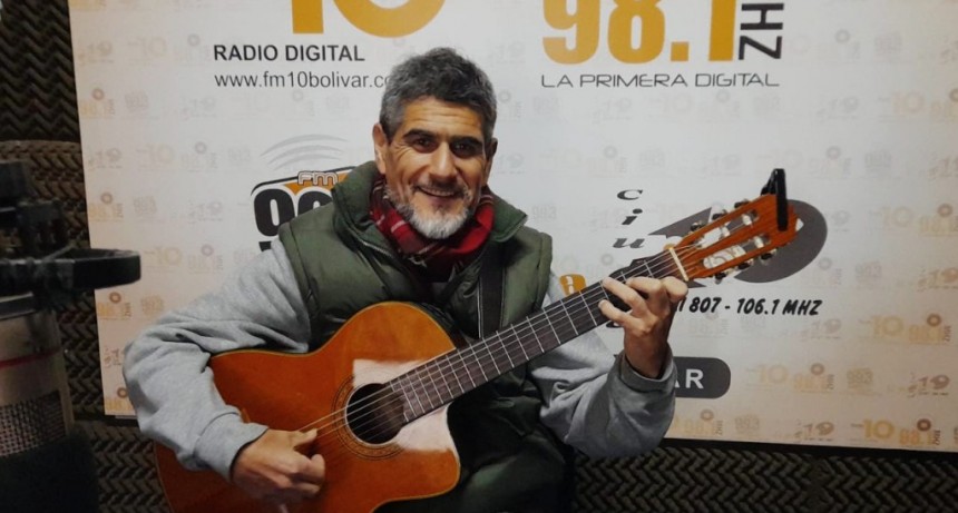 Alejandro Avila visitó FM 10, mostró su música e invitó al público al espectáculo de este viernes en la Biblioteca Rivadavia