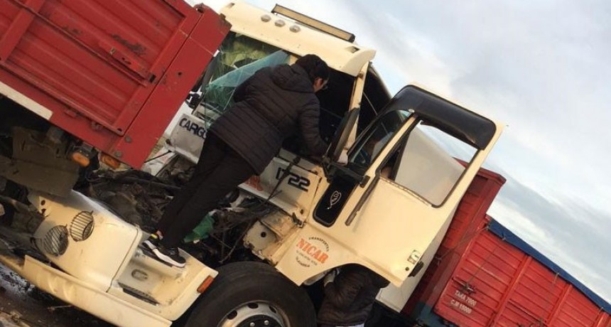 AMPLIACIÓN DE LA INFORMACIÓN: Tras el choque en el puente arroyo La Florida, el conductor quedó atrapado en la cabina