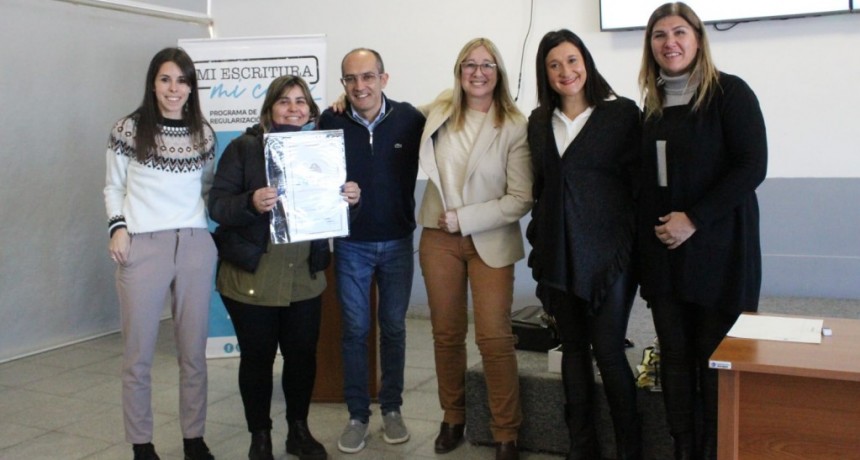 El Intendente Pisano encabezó un nuevo acto de firma y entrega de escrituras