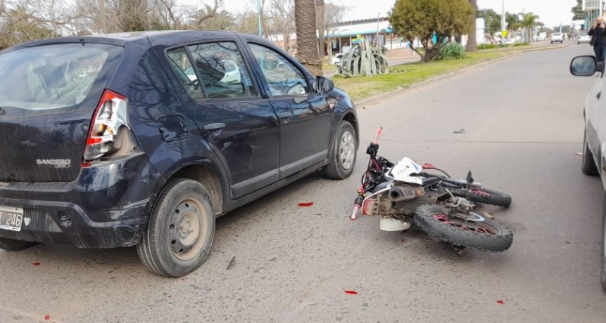 Un joven motociclista fue hospitalizado por prevención, tras impactar a un auto que se encontraba detenido metros antes de la rotonda de Fabrés García, 3 de Febrero y Lavalle