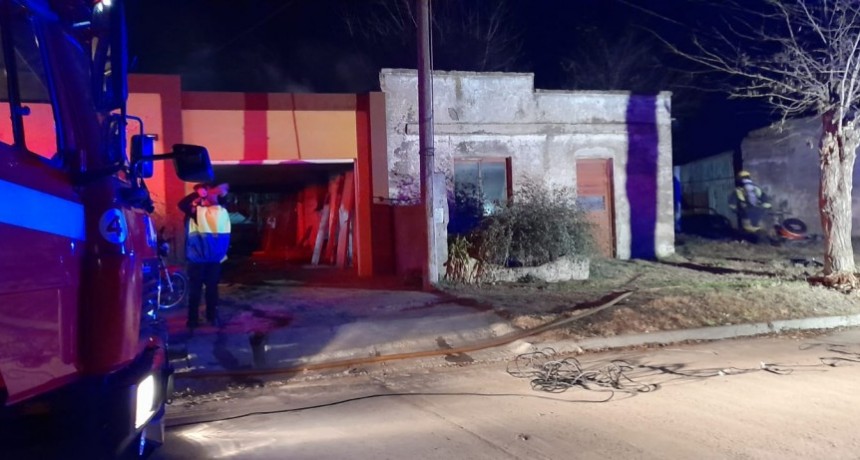 Bomberos trabajó intensamente en el incendio de una vivienda en barrio Los Troncos