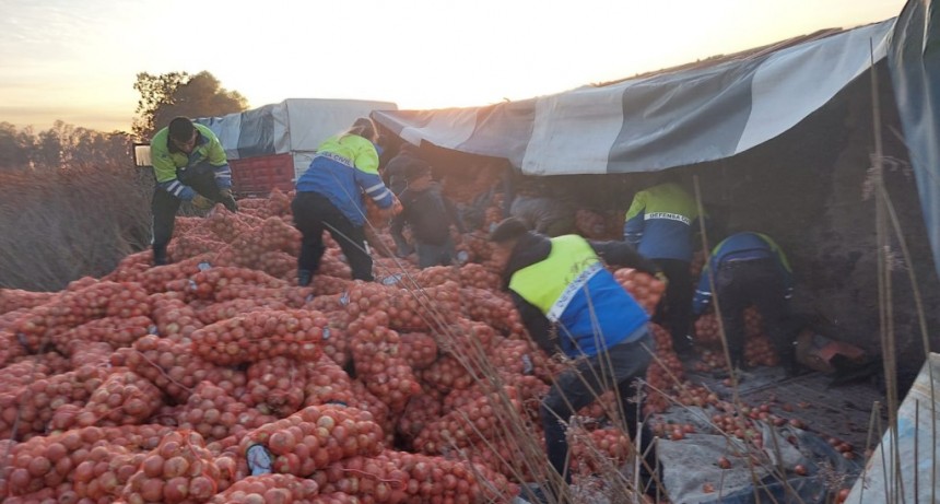 El Equipo Vial Municipal, Defensa Civil  y Protección Ciudadana logaron recuperar a condición de circulación el acoplado volcado en ruta 65, en inmediaciones a Urdampilleta