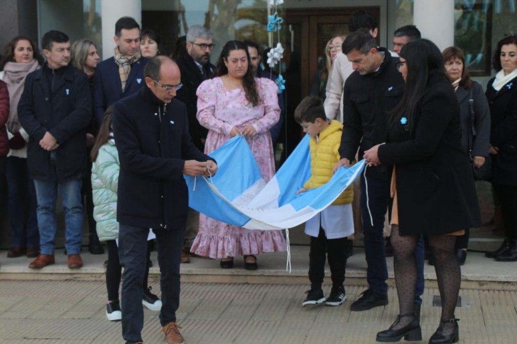 Encabezado por el intendente Marcos Pisano, se celebró en Pirovano el acto por el Día de la Bandera