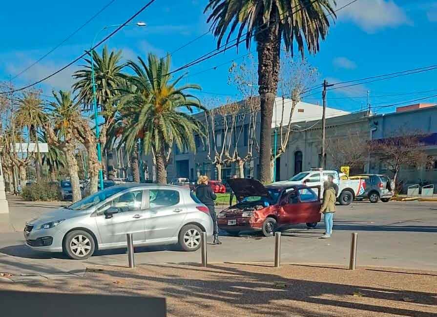 Este jueves por la mañana: colisión leve solo con daños materiales en ambos vehículos