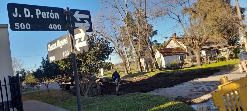 Villa Diamante: El Municipio ejecuta la última cuadra de pavimento sobre calle Chatruc Miguens