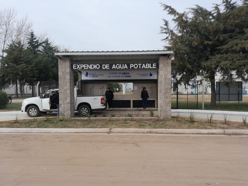 La planta Potabilizadora de agua sumó un punto de expendio gratuito y con más comodidad para los usuarios, y FM 10 estuvo presente