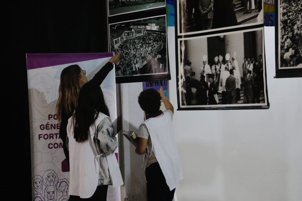 Visita escolar a la muestra fotogr&aacute;fica &ldquo;Madres de Plaza de Mayo y La Resietencia Popular&rdquo;