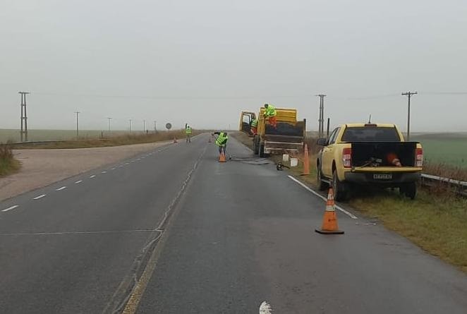 Ruta 65 jurisdicci&oacute;n Guamin&iacute;: un equipo de Zona VIII de Vialidad Provincial, trabaj&oacute; en un bacheo y se recomienda transitar con precauci&oacute;n