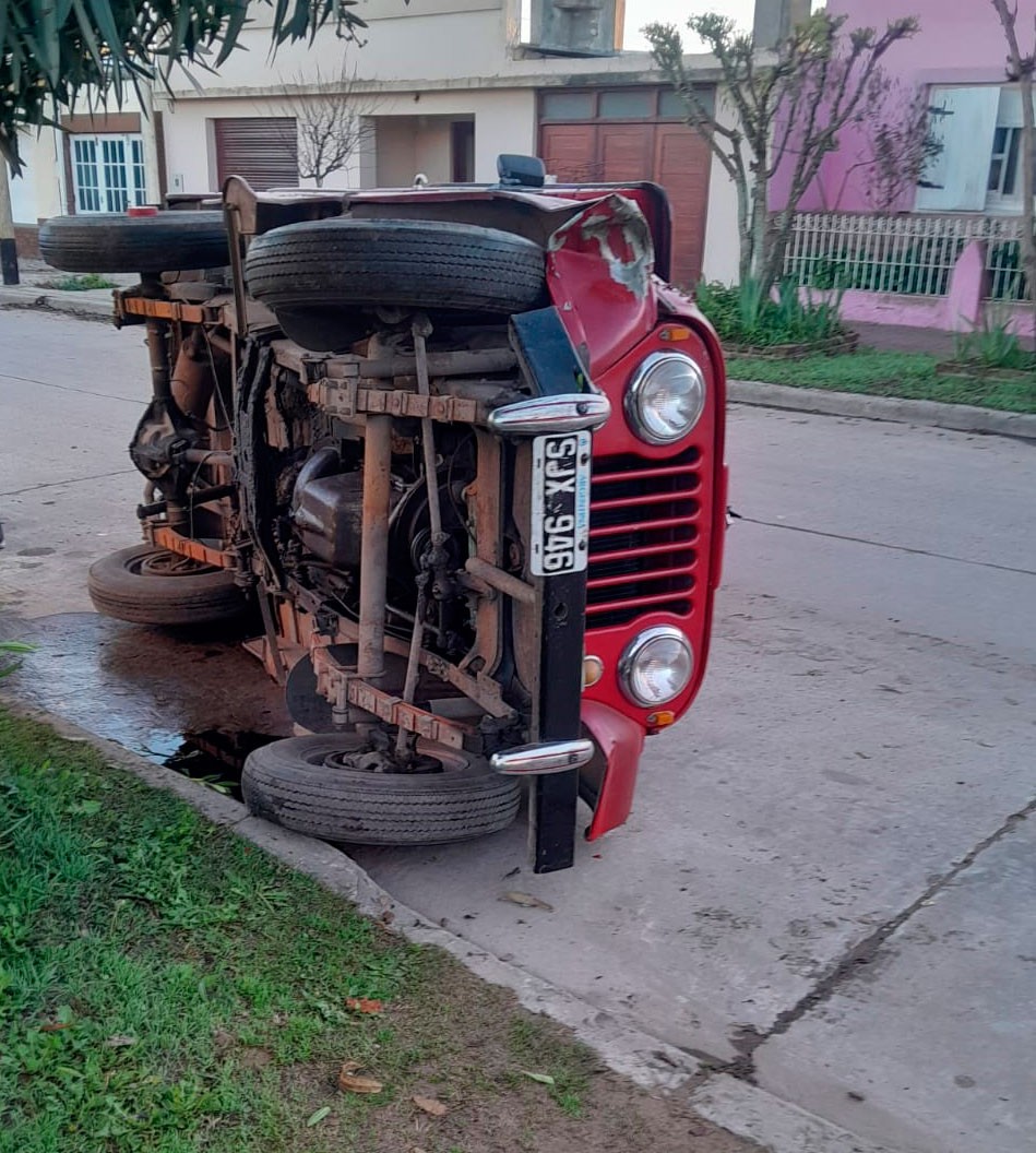Barrio Los Troncos, un conductor volc&oacute; con su auto