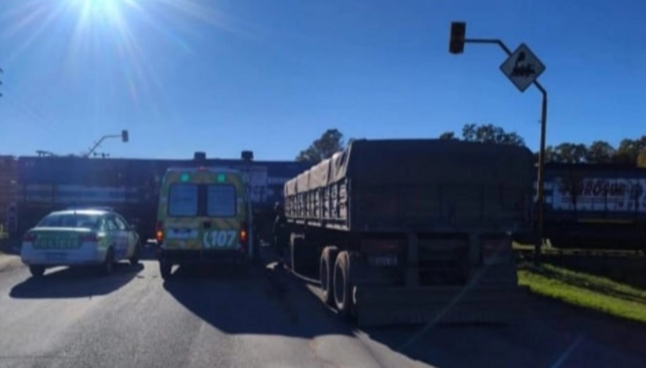 Un cami&oacute;n embisti&oacute; a un tren en la Ruta Provincial 51: no hay heridos