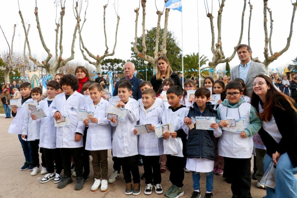 Pirovano celebr&oacute; el D&iacute;a de la bandera con un emotico acto