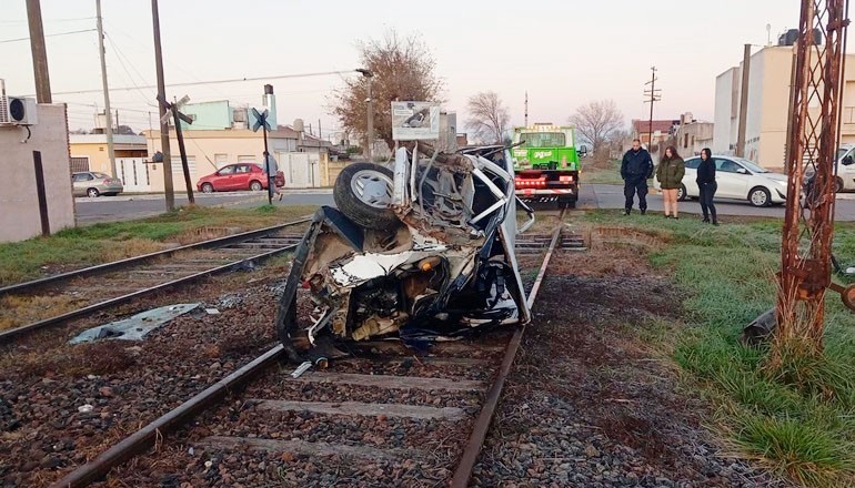 De milagro tres chicas resultaron ilesas tras chocar con un tren, si bien el veh&iacute;culo en el que se movilizaban, qued&oacute; totalmente destrozado