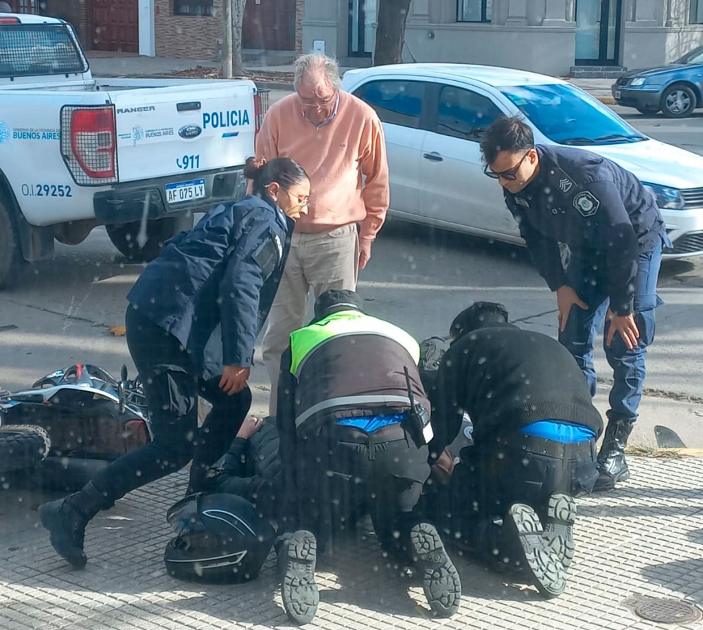 Dos motocilistas fueron asistidos por el 107 Emergencias y trasladados al Capredoni por prevenci&oacute;n, tras una colisi&oacute;n con un auto