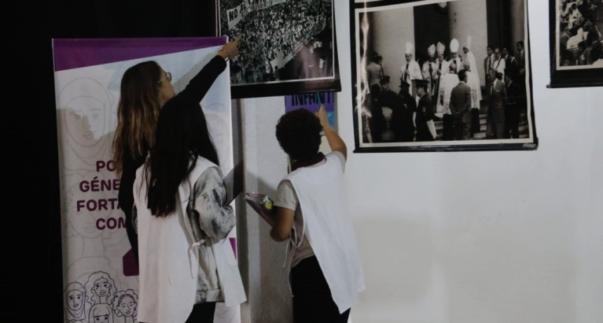Visita escolar a la muestra fotogr&aacute;fica &ldquo;Madres de Plaza de Mayo y La Resietencia Popular&rdquo;