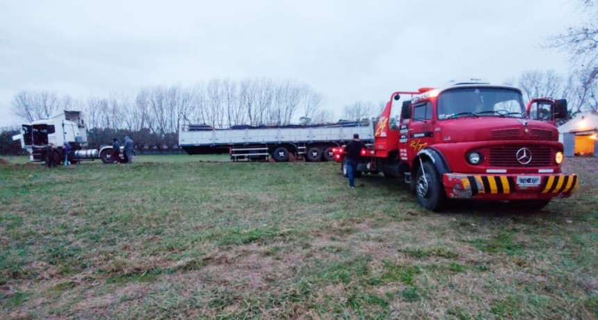 Un cami&oacute;n cargado de abono y arena, volc&oacute; dentro del predio de la Granja Sede Am&eacute;rica