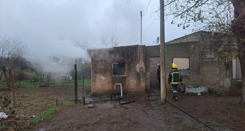 Incendio en una vivienda en Barrio La Ganadera