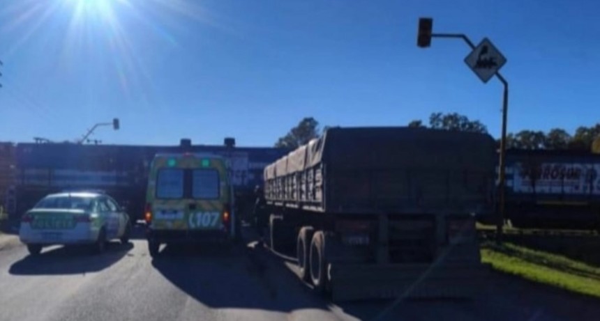 Un cami&oacute;n embisti&oacute; a un tren en la Ruta Provincial 51: no hay heridos