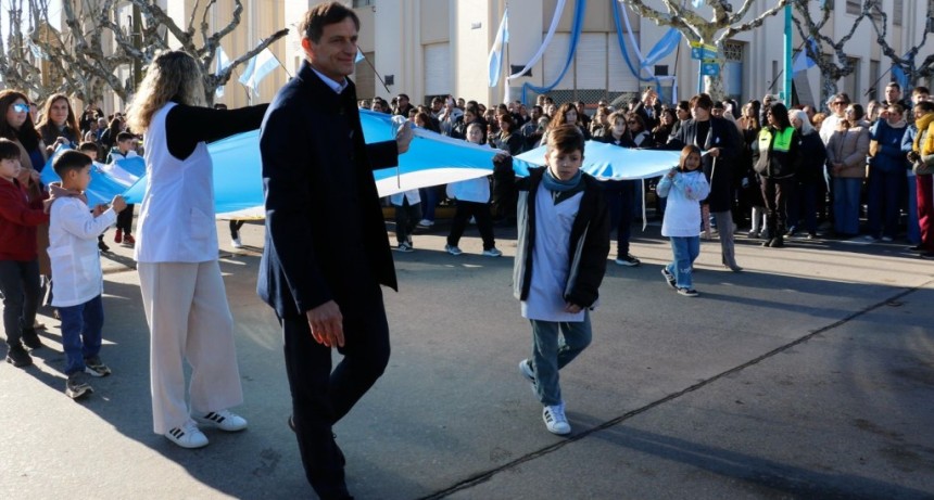 Bali Bucca encabez&oacute; un hecho hist&oacute;rico y les tom&oacute; la promesa de lealtad a la Bandera, a m&aacute;s de 500 estudiantes del Partido de Bol&iacute;var 