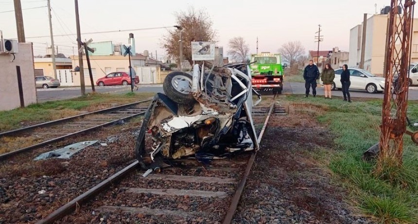De milagro tres chicas resultaron ilesas tras chocar con un tren, si bien el veh&iacute;culo en el que se movilizaban, qued&oacute; totalmente destrozado