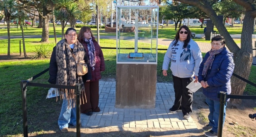 Plaza Mitre: se inaugur&oacute; el espacio de memoria, donde se emplaz&oacute; la cruz original de Darwin, del soldado bolivarense Horacio Jos&eacute; Echave