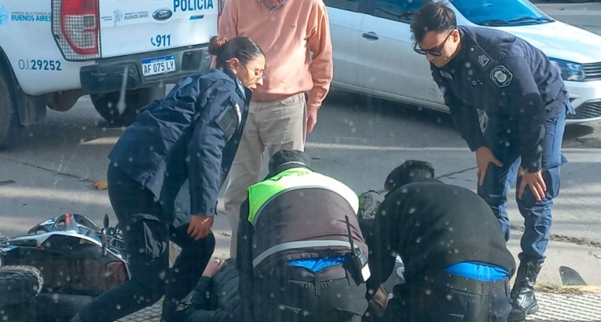 Dos motocilistas fueron asistidos por el 107 Emergencias y trasladados al Capredoni por prevenci&oacute;n, tras una colisi&oacute;n con un auto