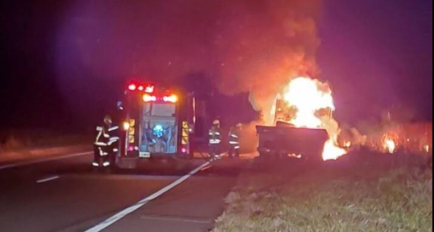 Ruta Provincial 65, entre Dudgnac y 9 de Julio: se produjo el incendio de un cami&oacute;n con da&ntilde;os totales tras el siniestro, trabajaron Bomberos de Dudignac