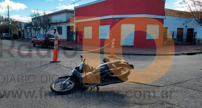 Accidente Moreno y Santos Plaza: La motociclista fue derivada al hospital y result&oacute; sin lesiones