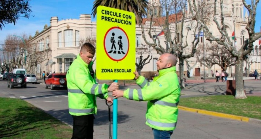 Se est&aacute; colocando nueva se&ntilde;al&eacute;tica urbana en zonas escolares