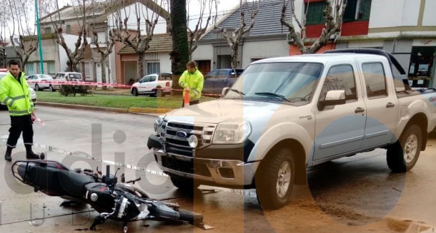 Accidente en avenida San Mart&iacute;n y Viamonte: Un joven motociclista fue trasladado al hospital