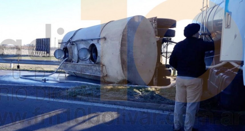 Se produjo el vuelco de un cami&oacute;n lechero en la rotonda de Ruta 65 y 205