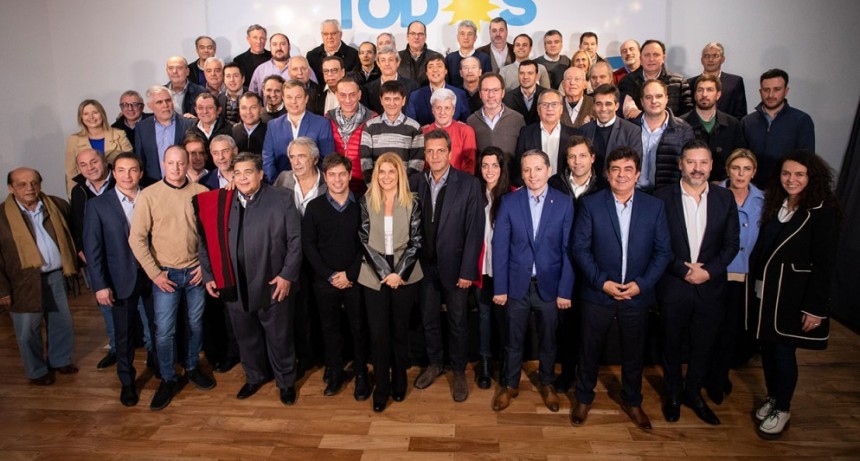  Kicillof y Magario con intendentes y dirigentes de la provincia